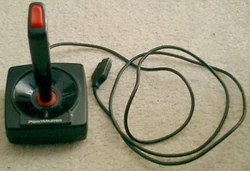 joystick con un sólo botón, de los años 1980