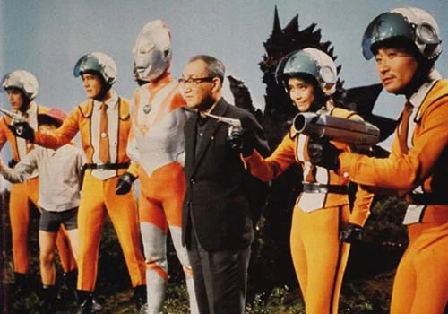 Eiji Tsuburaya con el elenco de Ultraman.
