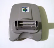 Con el Transfer Pak, algunos juegos de Game Boy Color, se pueden conectar en la consola Nintendo 64 