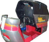 Arcade de Winning Run '91 con forma de cabina, volante y pedales.