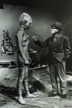 Eiji Tsuburaya en la filmación de Ultraman (Alien Baltan hace un photobomb).