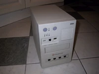 Una unidad de desarrollo para la Dreamcast.  En esta se podía utilizar tanto el kit de desarrollo de sega como el kit de desarrollo Windows CE.