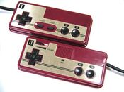 A diferencia de la NES, los controladores de la Famicom, no se podían desconectar de la consola. El 2º controlador carecía de botones Start y Select, reemplazándolos por un micrófono y un controlador de volumen.
