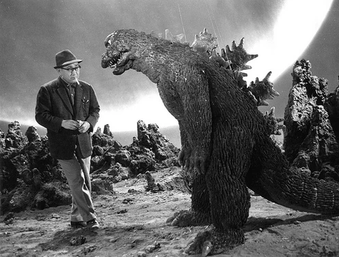Eiji Tsuburaya en la filmación de Godzilla.