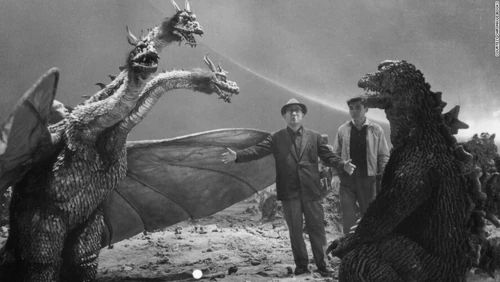 Eiji Tsuburaya retando a Godzilla y King Ghidora porque recitan mal sus líneas.