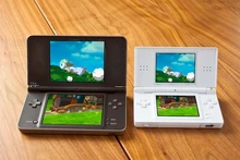 Comparación entre la Nintendo DS Lite XL y la . La consola negra es la XL.