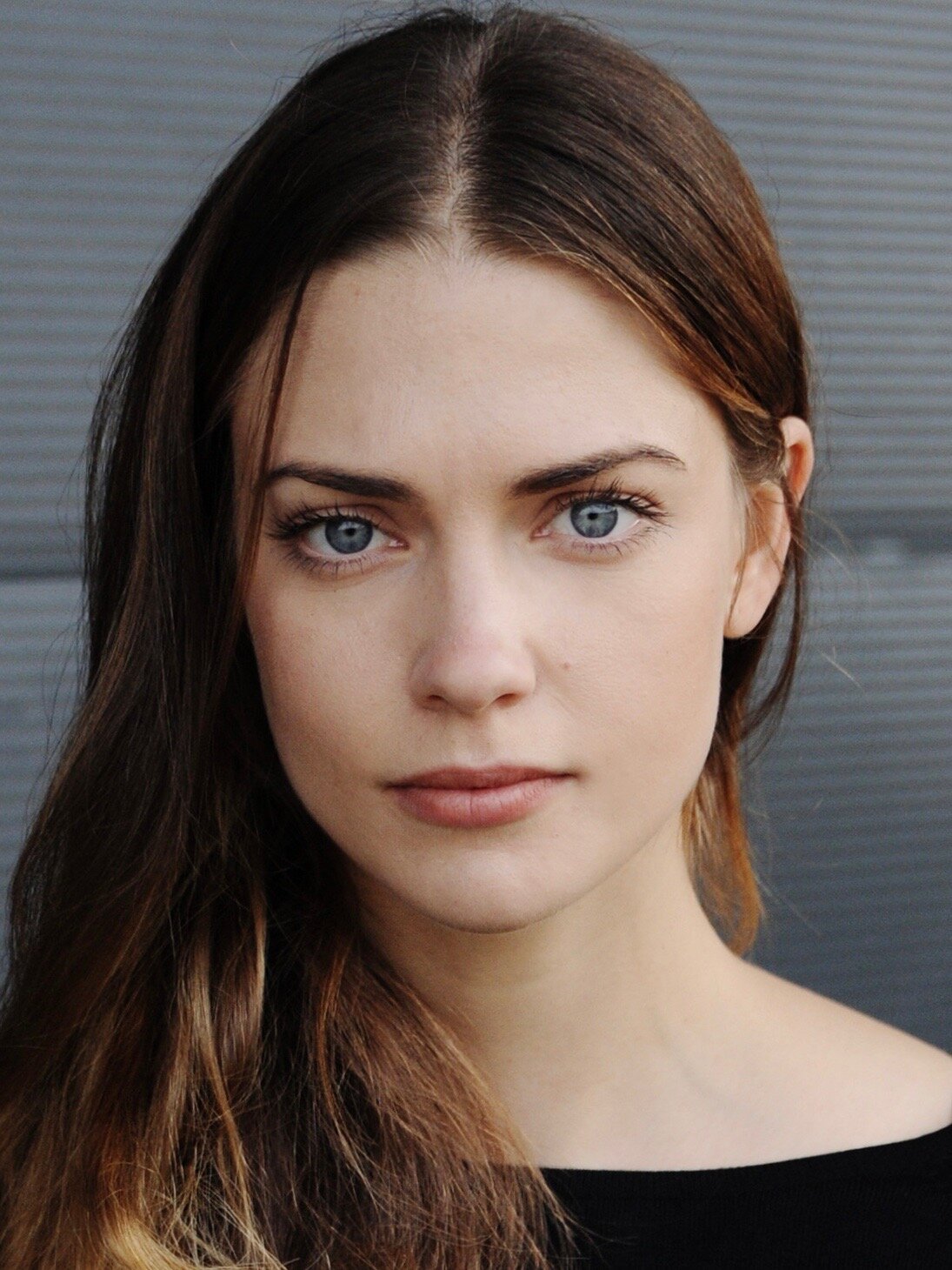 Request: Laura Berlin (Emma of Normandy from Vikings: Valhalla) : r/CKTinder