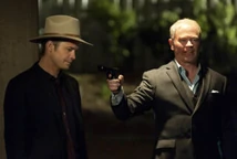 Quarles tenant Raylan Givens en otage
