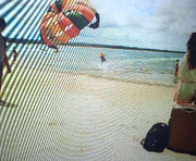 Marco, emporté vers la mer avec son parachute.