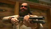 Cletus pointe son arme sur James et Frank.