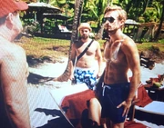 Marco parle à Franck et ses amis.