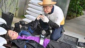Archimedel examining Michinaga Azuma after he's delivered to the Jyamar Garden.