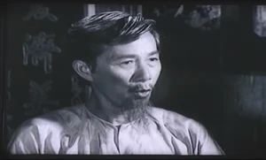 Bá Kiến scolding Nhỡ for failing to convince Old Man Hạc to sell his garden to him.