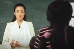 Oomura with the cast on its arm, faking an assault.