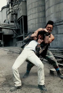 Zu-Zain-Da putting Yusuke in a choke hold.