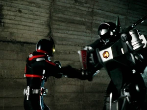 Akai as Faiz battling Auto Vajin.