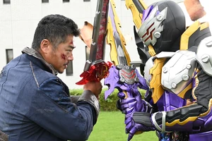 Hayato as Calibur clashing with Daichi Kamijo.