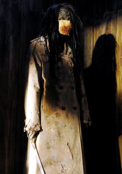 Featured image of post Kuchisake Onna Wikipedia Bir kad n n k t niyetli ruhu veya onry su olarak tan mlanan y z n k smen bir maske veya nesneyle kaplar ve bir t r keskin alet ta r