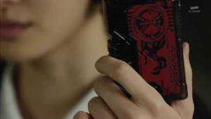 Naki holding her Progrise Key.