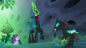 Queen Chrysalis raising her horn to Thorax S6E26