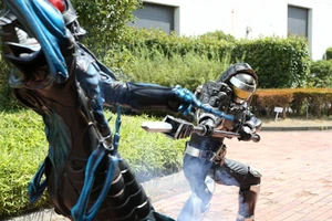 A Kurokage Trooper battling an Advanced Inves.