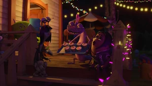 Randall offering one of his cupcakes to Nadya and Sonia.