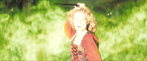 Lamia tries to stab Yvaine before she teleports away.