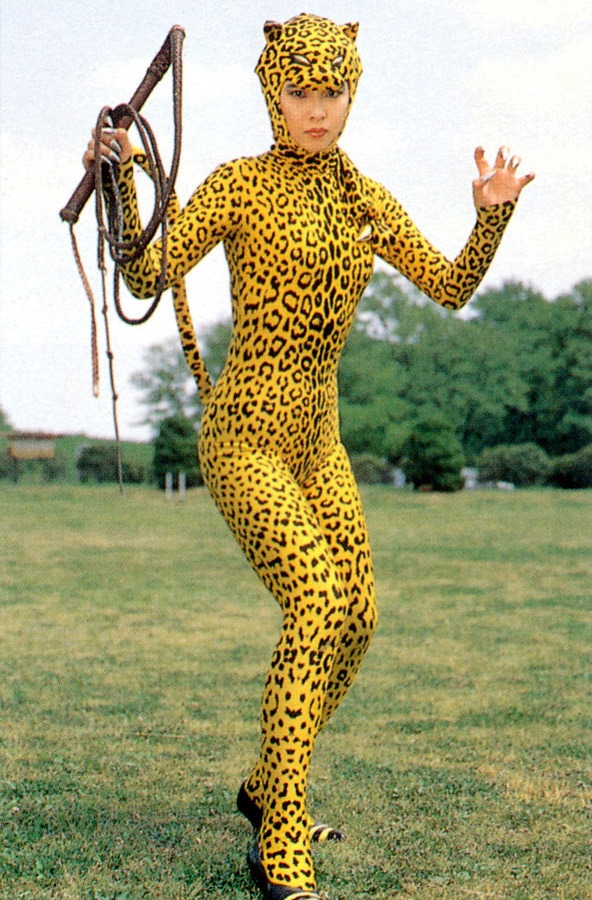 Женщина в леопардовом костюме