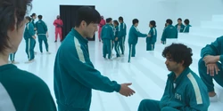 Sang-woo asks Ali to play with him.