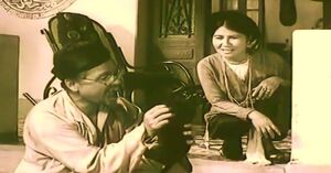 Nghị Quế and his wife praising their dog.