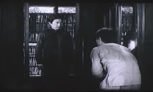 Chí begging Lý Kiến for forgiveness.