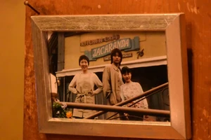 Amane Kurihara 3.jpg (259 KB) Amane and her mother with Hajime Aikawa.