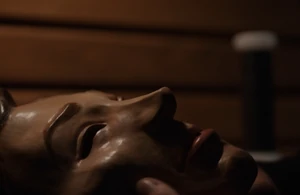 Kai Veneer 03.jpg (53 KB) Kai holding his mask.