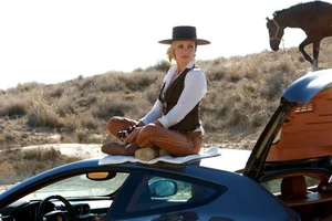 Malkina3.jpg (55 KB) Malkina watching her pet cheetah in the wild