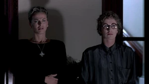 MV5BZTYwMTAyODEtNTk5NC00ZmI.jpg (31 KB) Brückner watching Jennifer summoning a swarm of flies.