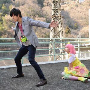 Kuroto shielding Poppy from an attack by Parado.