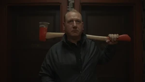 Raymond ambushing Villanelle in a hotel, desiring to kill her.