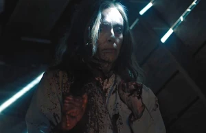 Annie possessed by Paimon, slicing off her head with piano wire.