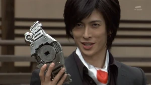Kirihiko Sudo holding a Gaia Memory.