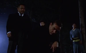 Oddjob capturing Bond.