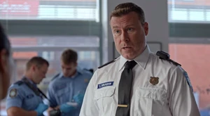 Iain questioning.jpg (62 KB) Iain questioning Sarah at her art gallery.