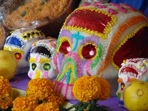 Calaveritas de azúcar which SCP-5381's decorations bear resemblance to.