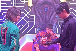 Kagero receiving a Vistamp from Olteca.