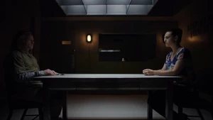 Sarah meets with Tom Winston for the first time.