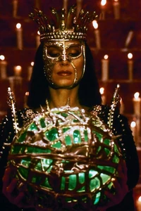 Queen Gedren holds the talisman