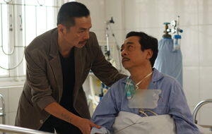 Lương Bổng visiting an injured Phan Quân in the hospital.