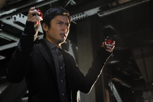 Kugai Kudo 5.jpg (186 KB) Kugai holding up two Zakuro Lockseeds.