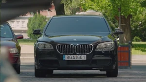 Karen's escape car a "BMW 750d xd drive"