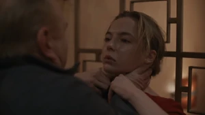 Raymond nearly kills Villanelle.