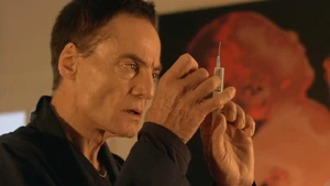 Image36.jpg (101 KB) Heiter about to inject Lindsay.